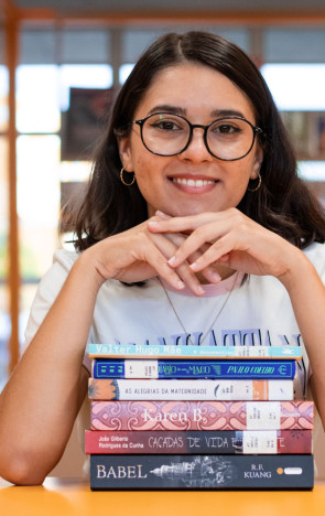 Madalena Hermínio lembra de na infância ter ficado encantada com o livro (Foto: Samuel Setubal)