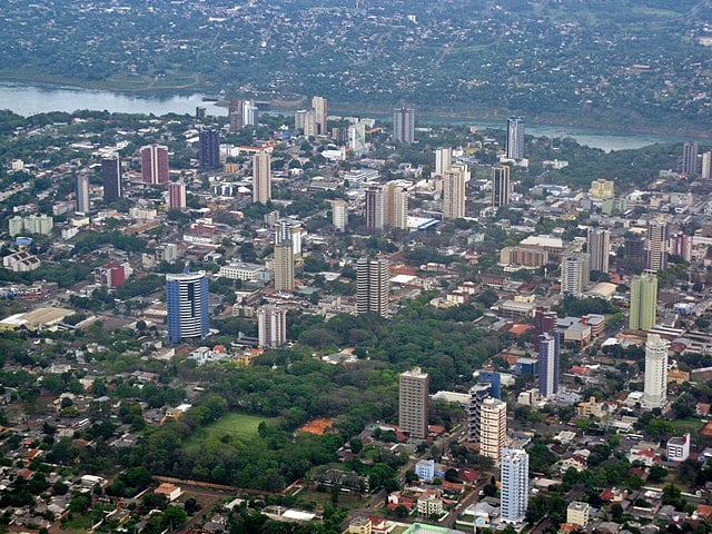 A cidade de Foz do Iguaçu, no Paraná, faz 110 anos em 10/6/2024. Situada a 643 km da capital Curitiba, ela ocupa uma área de 617 km² e tem cerca de 
286 mil habitantes. Pesquisas arqueológicas revelaram vestígios de presença humana na região já em 6.000 a.C. 