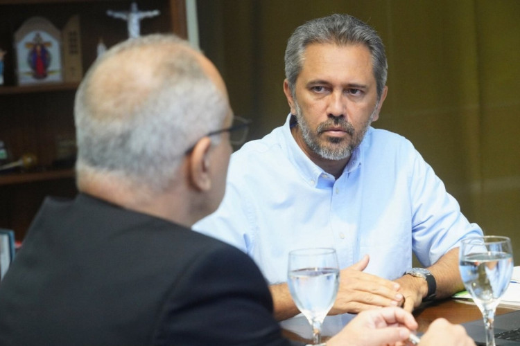 Na foto, o secretário da Segurança Pública Roberto Sá e o governador Elmano de Freitas