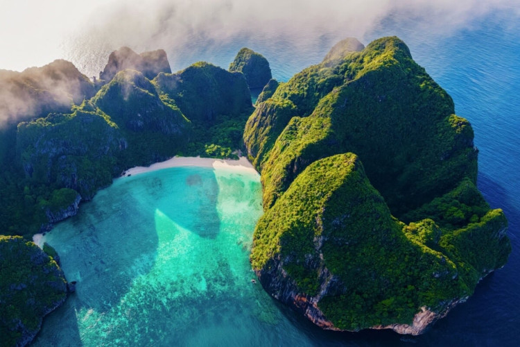 Koh Phi Phi é um dos lugares para conhecer na Tailândia (Imagem: fokke baarssen | Shutterstock) 