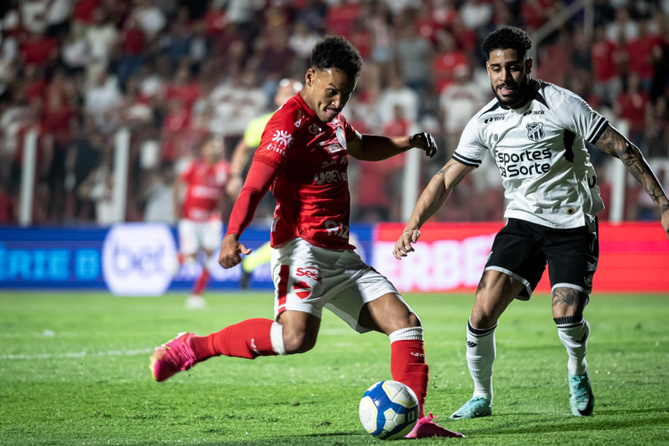 GO - SÉRIE B/VILA NOVA X CEARÁ - ESPORTES - Lance da partida entre Vila Nova e Ceará válida pela 9ª rodada da Série B do Campeonato Brasileiro 2024, disputada   no Estádio Onésio Brasileiro Alvarenga(OBA), em Goiânia (GO), nesta segunda-feira, 22 de junho de 2024.    10/06/2024 - Foto: ALAN DEYVID/PERA PHOTO PRESS/ESTADÃO CONTEÚDO