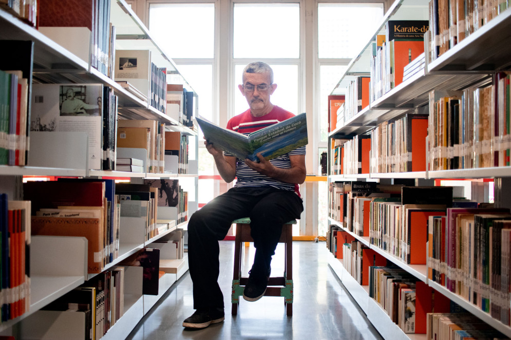 Jurcy cultiva o hábito da leitura e gosta de presentear as pessoas com livros(Foto: Samuel Setubal)