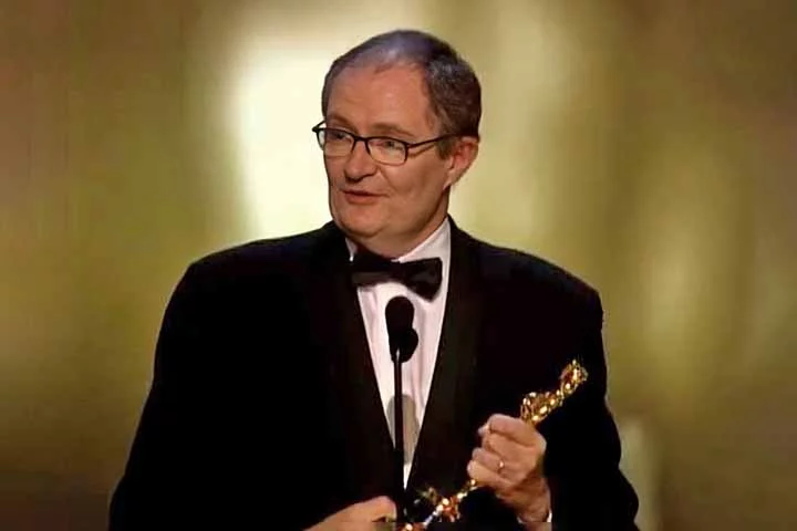 O ator britânico Jim Broadbent, que tem sólida formação acadêmica, conquistou prestígio em Hollywood e tem um Oscar no currículo, festejou 75 anos de idade no dia 24 de maio. 
