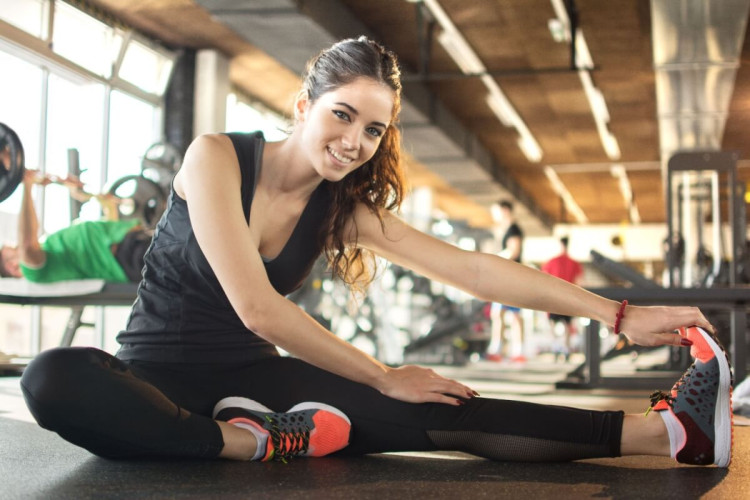 É fundamental preparar o corpo antes de iniciar qualquer exercício físico (Imagem: Bojan Milinkov | Shutterstock)