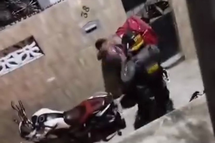 Vídeo mostra momento em que entregador é agredido por policial, na noite do último domingo, 9, em Fortaleza