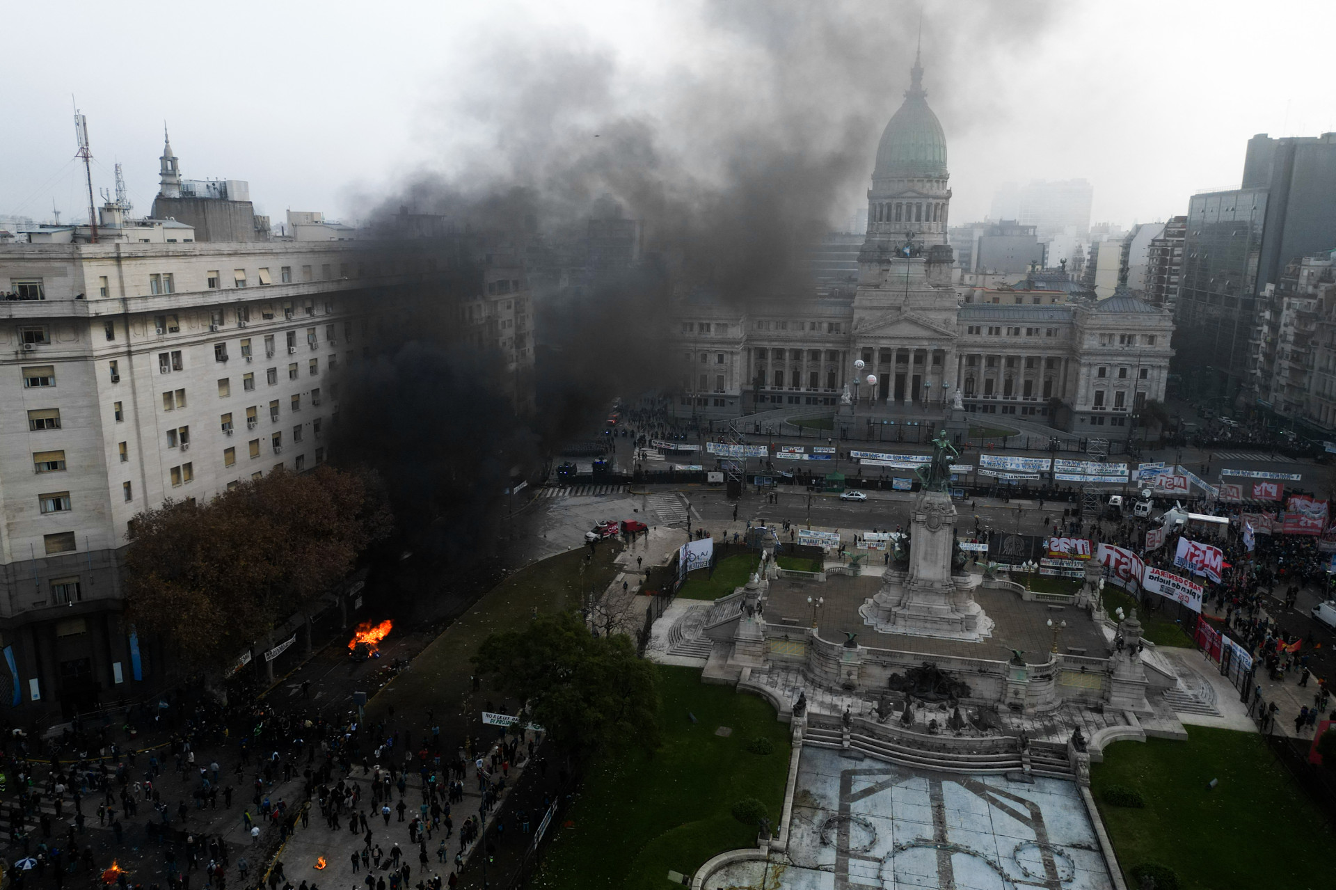 Vista aérea de um incêndio durante um protesto em frente ao Congresso Nacional em Buenos Aires, em 12 de junho de 2024. Senadores argentinos discutem um pacote de reformas importante para o presidente de ultradireita Javier Milei, em uma sessão marcada por greves e manifestações em frente do Congresso.
 (Foto: TOMAS CUESTA/AFP)