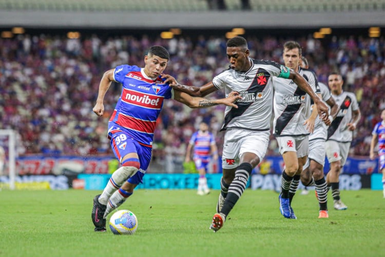 Atacante Machuca e zagueiro Léo Pelé disputam lance no jogo Fortaleza x Vasco, no Castelão, pela Copa do Brasil 2024