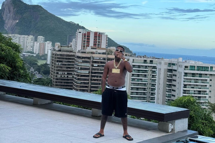 Rapper Orochi, em sua piscina, na cobertura de sua casa no Rio de Janeiro