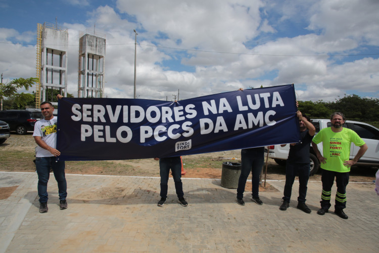 Representantes dos sindicatos estiveram na inauguração do posto de saúde Dr. Sérgio Gomes de Matos nesta quarta-feira, 12, no bairro Edson Queiroz, para tentar conversar com o prefeito José Sarto