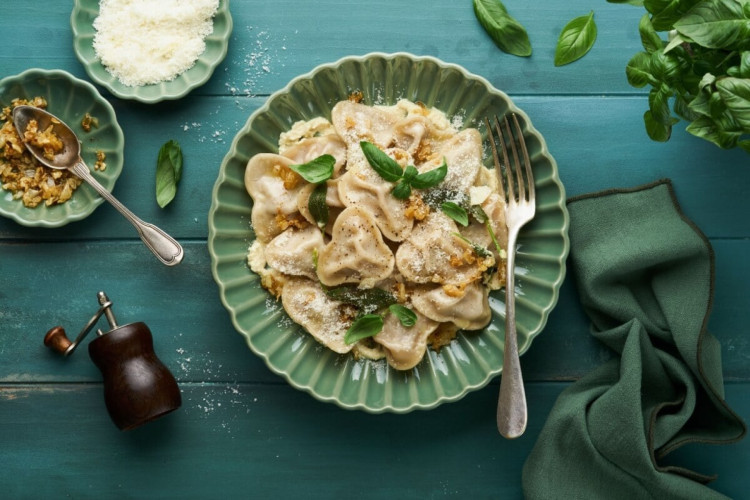 Ravioli com carne, manteiga de queijo e cebolas caramelizadas (Imagem: Katarzyna Hurova | Shutterstock)