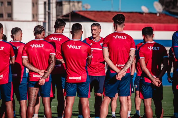 Técnico Vojvoda conversa com jogadores em treino do Fortaleza no Centro de Excelência Alcides Santos, no Pici
