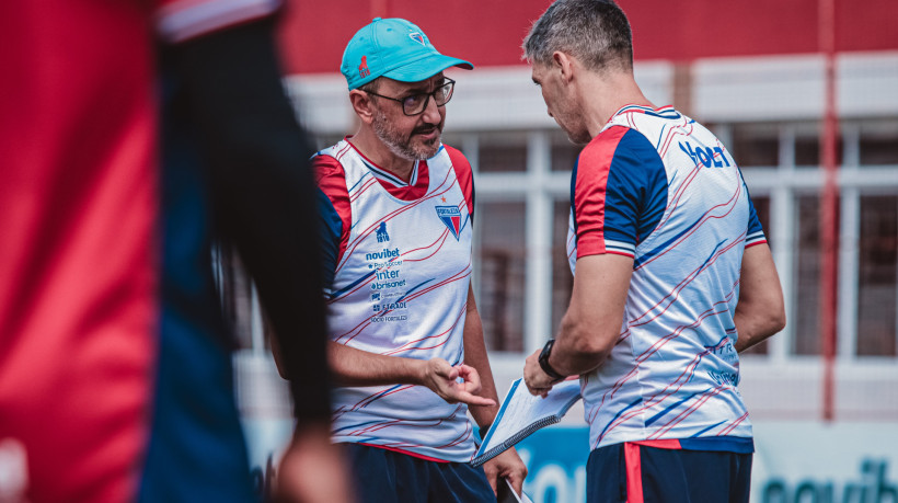 Auxiliar técnico Nahuel Martinez e técnico Vojvoda em treino do Fortaleza no Centro de Excelência Alcides Santos, no Pici