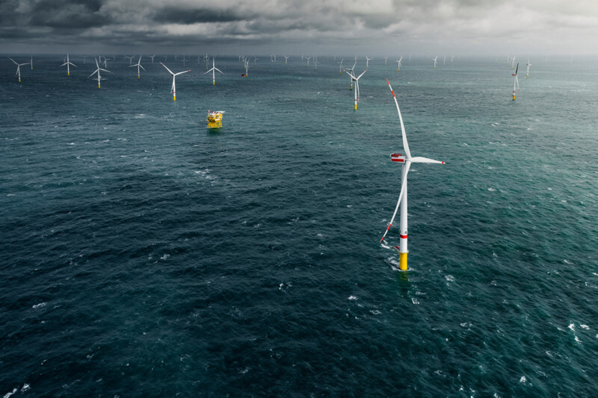 Deutsche Bucht is MHI Vestas' second offshore wind project in the German North Sea. Its 33 V164-8.4 MW turbines began producing electricity in July 2019, and produce enough energy to power 328,000 German homes. (Foto: Tristan Stedman/foto de apoio ilustrativo)