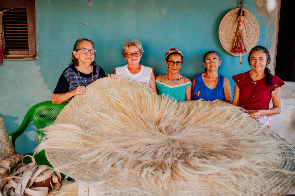 Ocirema Rodrigues, 59; Santina, 75; Maria Neusa de Lima, 70; Rita Araújo Damasceno, 80; Maria do Carmo Araújo, 57, participam da Associação de Mulheres Artesãs de Itaiçaba (Foto: Júlio Caeser)