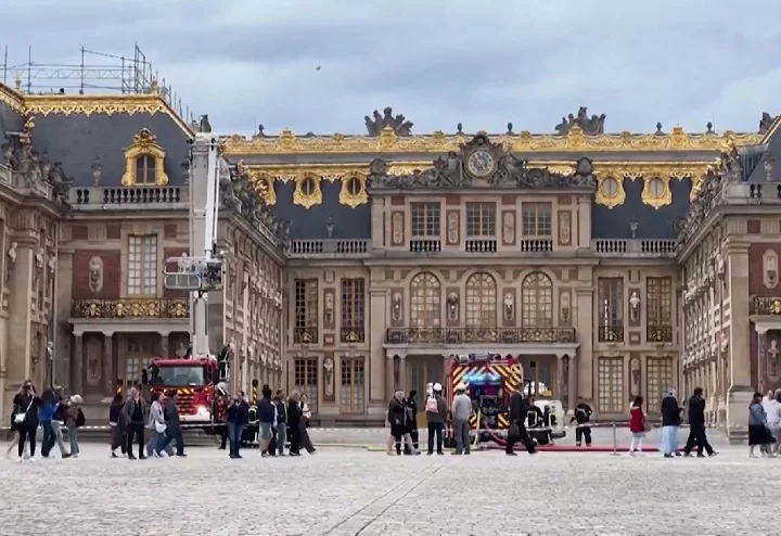 Uma das atrações mais populares da França, o Palácio de Versalhes foi atingido por um incêndio nesta terça-feira (11/06).