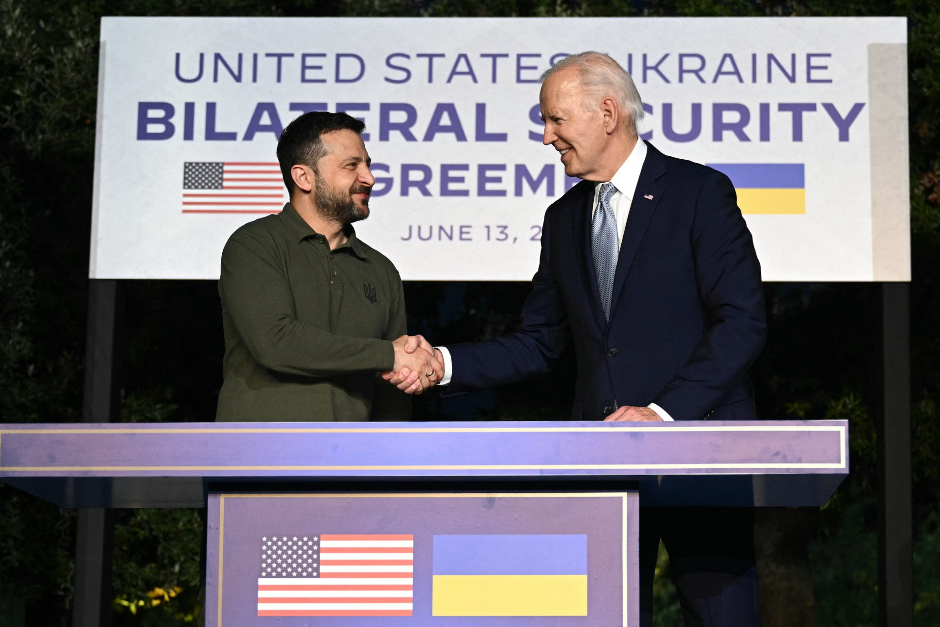 O presidente dos EUA, Joe Biden, e o presidente ucraniano, Volodymyr Zelensky (L), apertam as mãos após assinarem um acordo bilateral de segurança durante uma conferência de imprensa na Masseria San Domenico, à margem da Cimeira do G7 organizada pela Itália na região da Apúlia, em 13 de junho de 2024, em Savelletri . Os líderes das nações ricas do G7 reúnem-se esta semana no sul de Itália, num contexto de turbulência global e política, com o reforço do apoio à Ucrânia no topo da agenda.
 (Foto: Mandel NGAN/AFP)