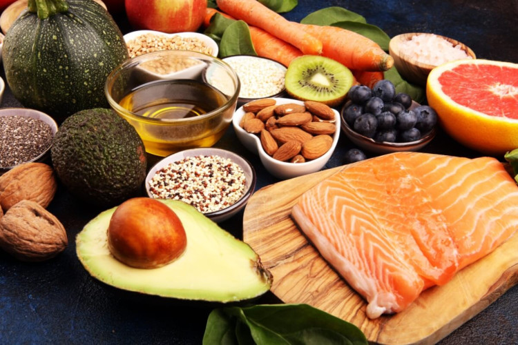 As vitaminas são nutrientes essenciais com funções específicas, encontradas em diversos alimentos (Imagem: beats1 | Shutterstock)
