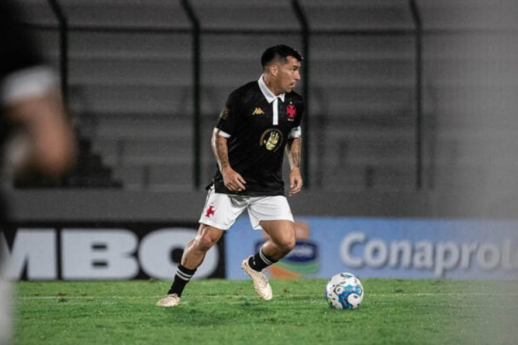 Defensor chileno vai fazer sua segunda passagem pelo clube de Buenos Aires