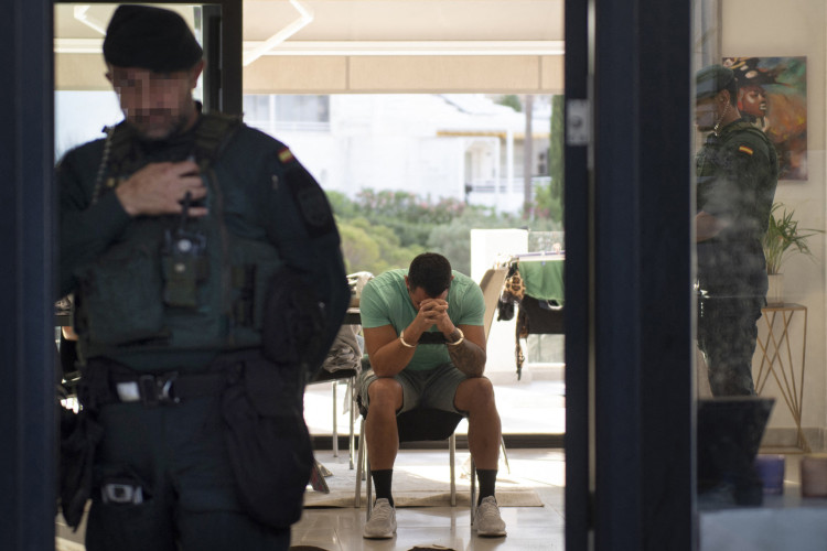 Membros da Guarda Civil espanhola, apoiados pela Europol, prenderam um homem de 40 anos durante uma operação contra o tráfico de drogas em 12 de junho de 2024. Homem é suspeito de fazer parte de cartel de drogas e sua prisão foi parte do culminar de uma operação de três anos envolvendo autoridades de 10 países diferentes, incluindo o Brasil 
