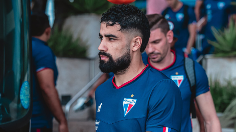 Zagueiro Brítez na saída do hotel para o jogo Sport x Fortaleza pela semifinal da Copa do Nordeste 2024