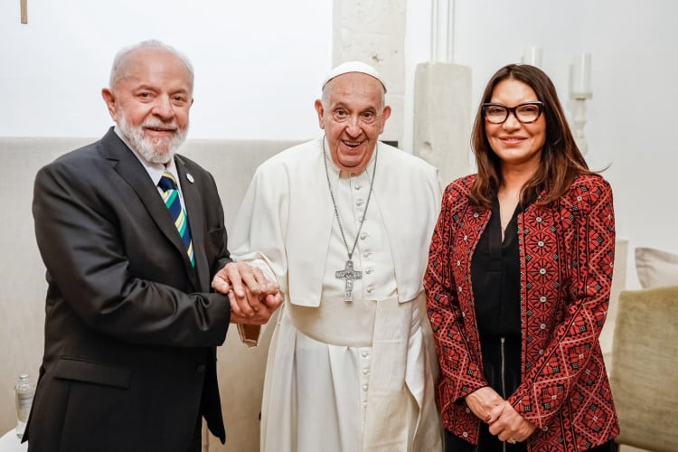 O presidente Luiz Inácio Lula da Silva (PT) e a primeira-dama Janja com o Papa Francisco
