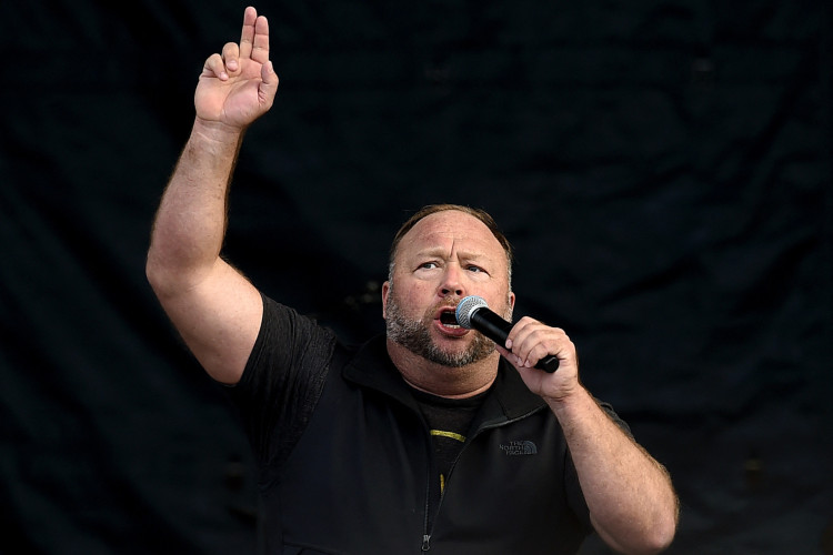 Após fake news, Alex Jones deve pagar indenização às famílias das vítimas da escola Sandy Hook