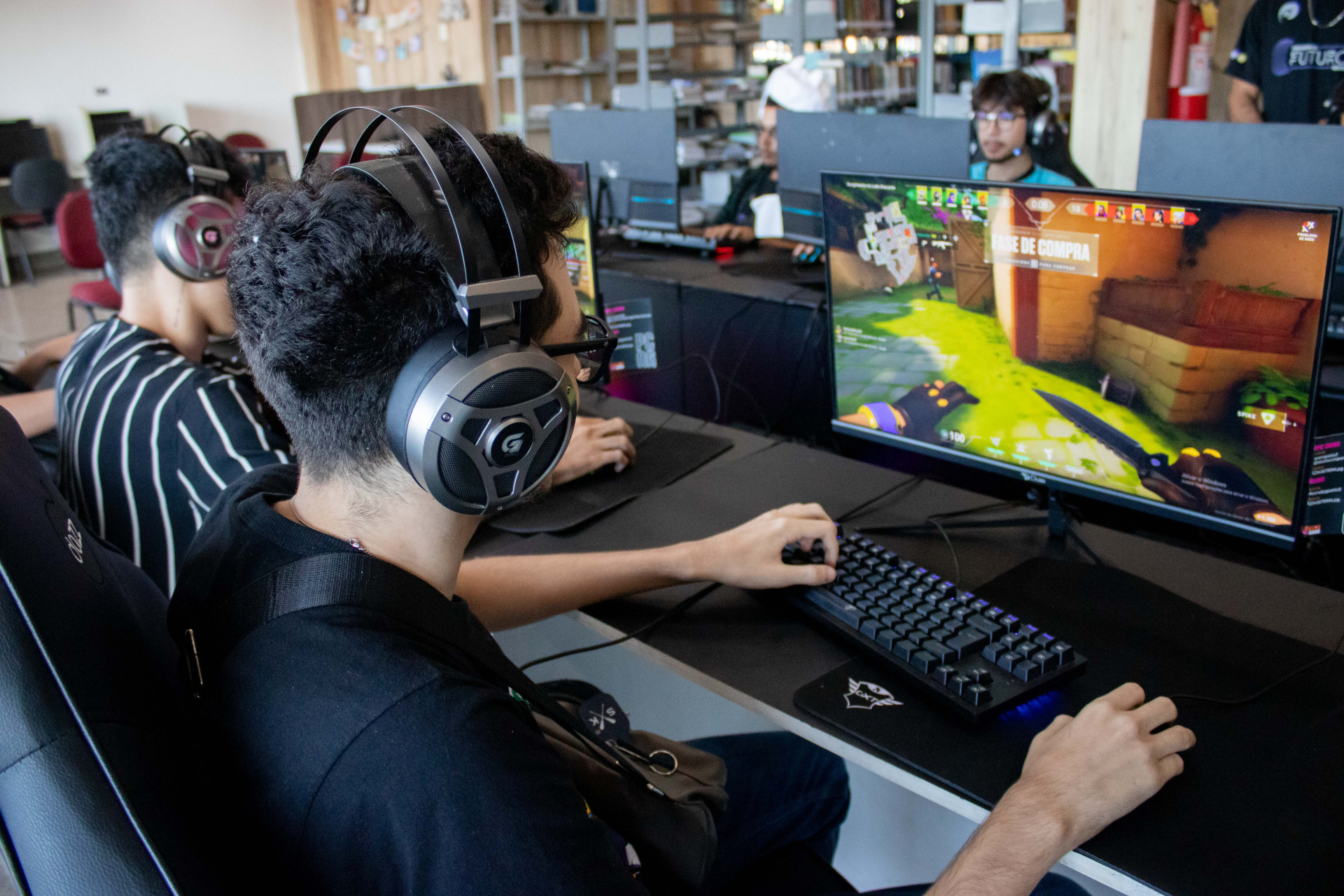 Terceira edição do Santander Gamer Pro está com inscrições abertas até 15 de julho, ofertando cursos para quem quer viver dos games jogando ou fazendo transmissões de jogos
 (Foto: Samuel Setubal / O POVO)