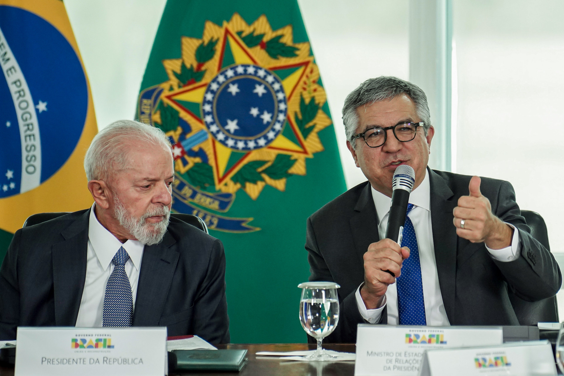 ￼ALEXANDRE Padilha ao lado do presidente Lula (Foto: Rafa Neddermeyer/Agência Brasil)