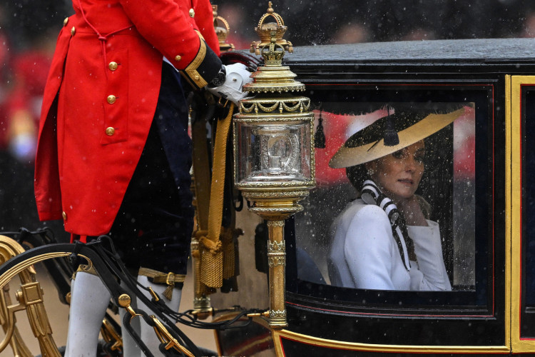 Kate Middleton percorreu a avenida que dá acesso ao Palácio de Buckingham em uma carruagem acompanhada pelos três filhos