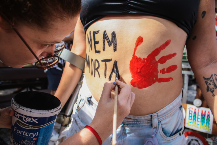 FORTALEZA, CEARÁ, 14-06-2024: Ato contra PL do aborto na Praça do Ferreira, no Centro de Fortaleza. (Foto: Fernanda Barros / O Povo)