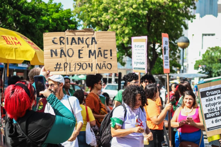 FORTALEZA, CEARÁ, 14-06-2024: Ato contra PL do aborto na Praça do Ferreira, no Centro de Fortaleza. (Foto: Fernanda Barros / O Povo)