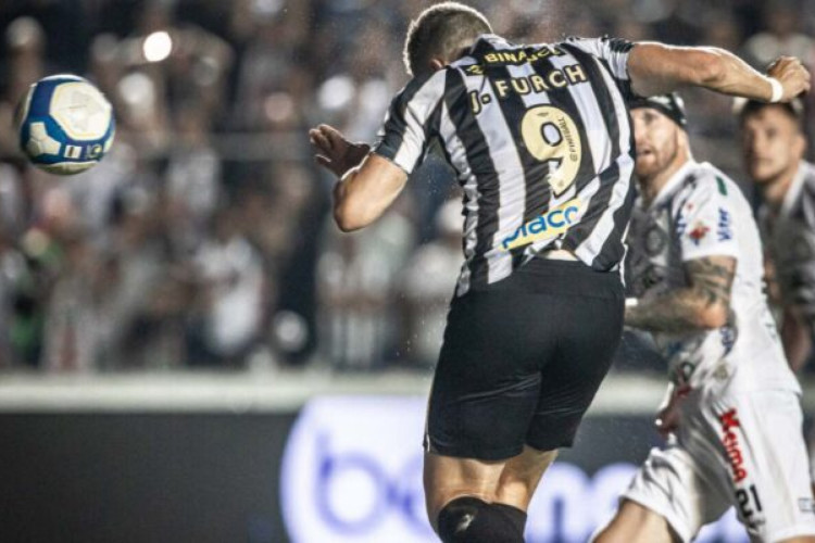 Julio Furch conseguiu marcar um gol a favor do Santos, mas a sua condição de impedimento foi flagrada pelo árbitro de vídeo