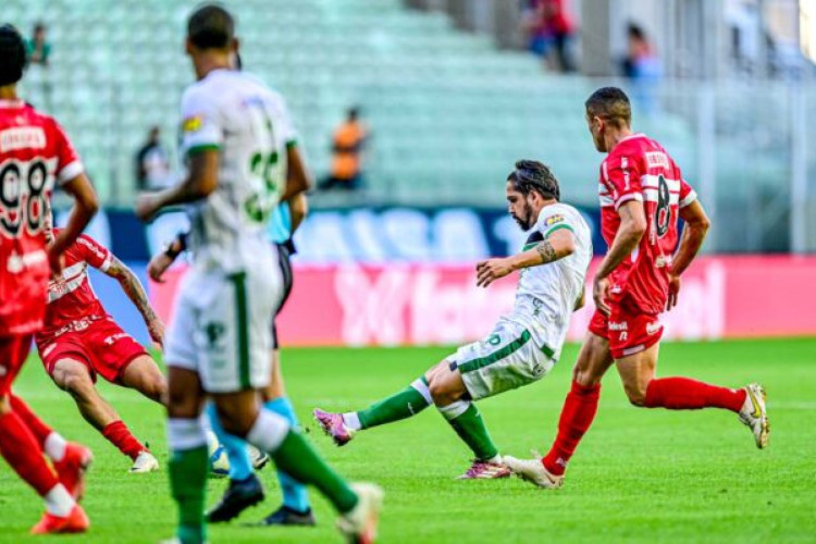 Coelho reage no segundo tempo e faz 2 a 1 sobre os alagoanos no Independência; assim, chega a 21 pontos e supera o Avaí, que tem 20