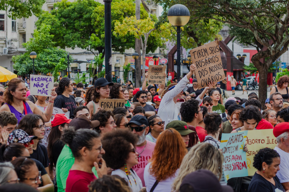  Protesto contra a PL do aborto, na Praça do Ferreira(Foto: FERNANDA BARROS)
