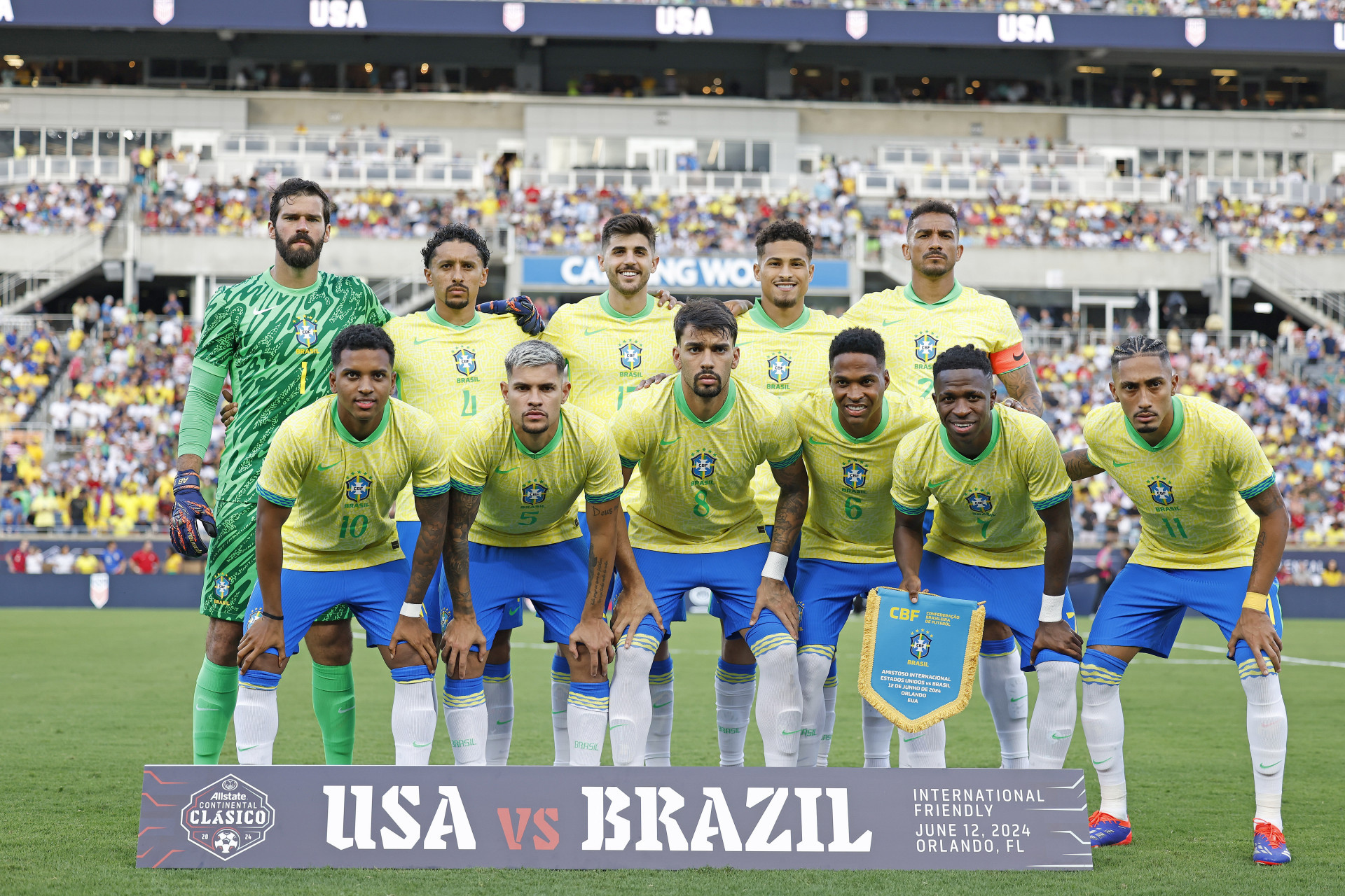 Jogadores da seleção brasileira posam para foto no amistoso contra os Estados Unidos, no Camping World Stadium, em Orlando (Foto: Rafael Ribeiro/CBF)