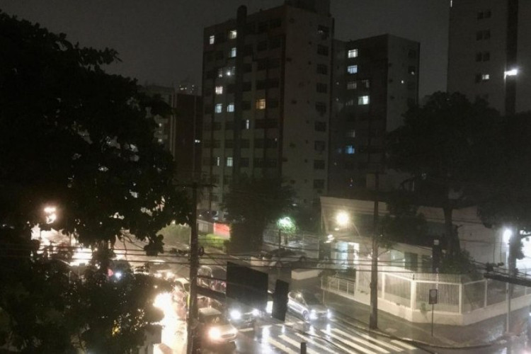 Chuva provoca transtorno, alagamentos e deslizamento de barreiras em Pernambuco