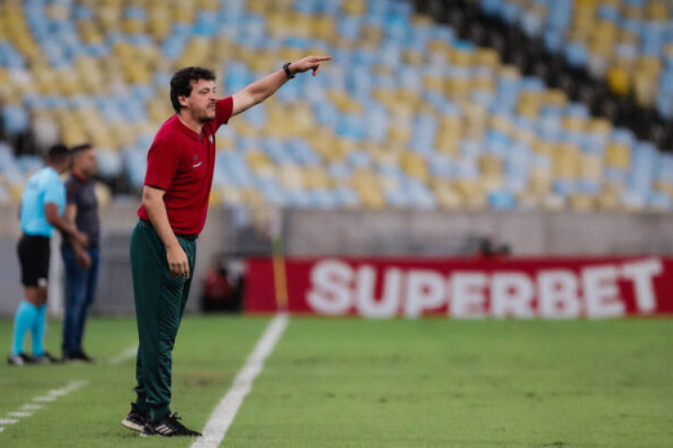 Após derrota para o Atlético-GO, Tricolor voltou à zona de rebaixamento; torcida vaiou o treinador e entoou gritos de 'time sem vergonha'