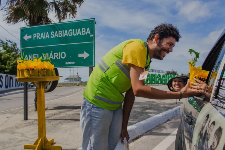 FORTALEZA-CE, BRASIL, 16-06-2024: Blitz educativa na rotatória e praia da Sabiaguaba, com distribuição de mudas e materiais educativos. (Foto: Fernanda Barros/O Povo)