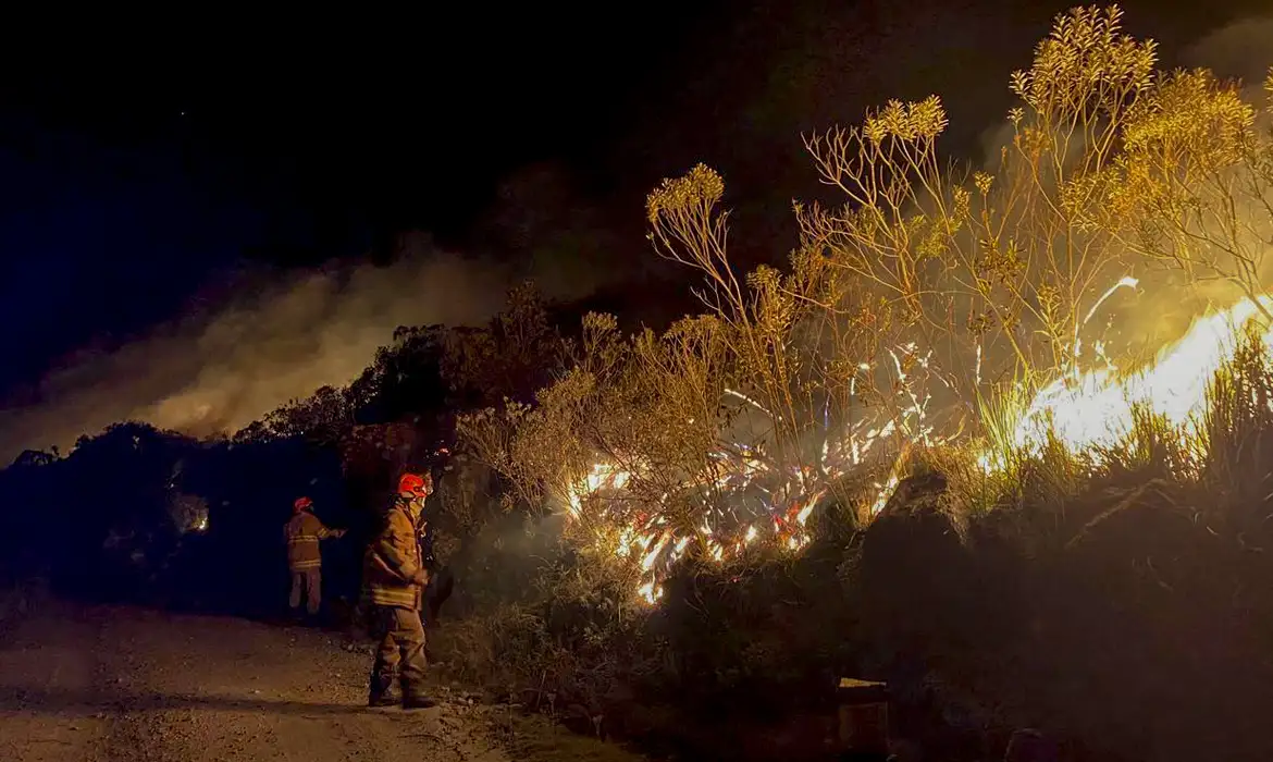 Combate ao fogo no Parque de Itatiaia continua, sem previsão de fim