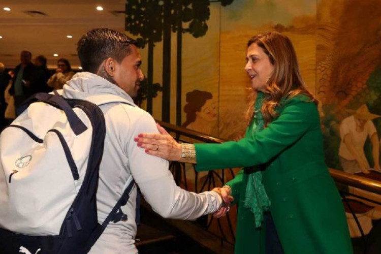 A presidente Leila Pereira e o jogador Dudu (E), da SE Palmeiras, durante desembarque no hotel de concentração da equipe. (Foto: Cesar Greco)