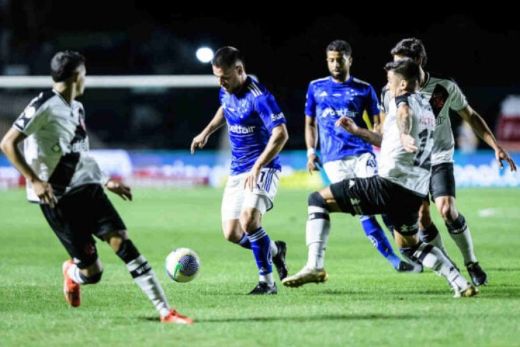 Treinador enxerga evolução na equipe após empate com o Cruzeiro, que o fez somar seu primeiro ponto em nove disputados 