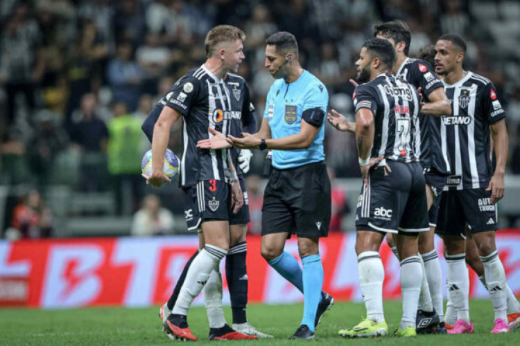 Atacante do Galo reclamou após falta sofrida, levou dois amarelos em sequência e foi expulso na Arena MRV contra o Palmeiras