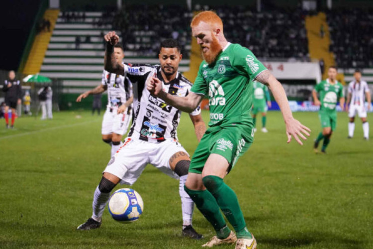 Fantasma vence a Chapecoense por 1 a 0, nesta segunda-feira, e fica com mesmo número de pontos do líder América-MG