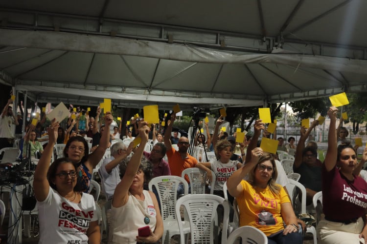 Docentes de universidades federais no Ceará realizam assembleia mas mantêm greve 
