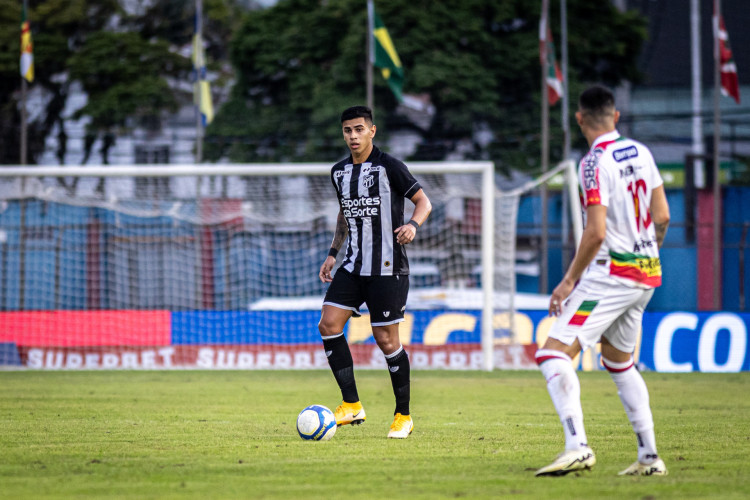 David Ricardo em atuação pelo Ceará contra o Brusque na Série B do Campeonato Brasilerio 2024