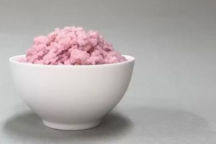 Arroz carnudo: uma tigela cheia de arroz, cor-de-rosa e com leve aroma de manteiga, cultivado com músculos e gordura bovina