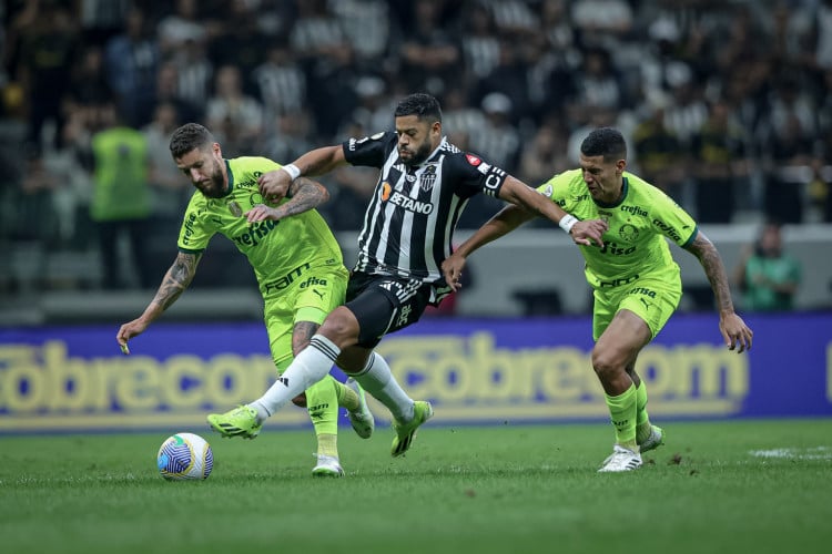 Hulk foi expulso pelo árbitro Rodrigo José Pereira após dois cartões amarelos no primeiro tempo da partida entre Atlético-MG e Palmeiras