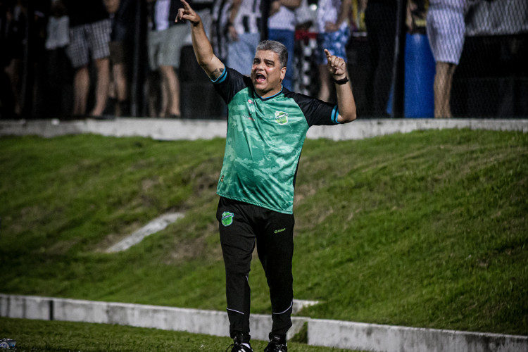 Marcelo Cabo, técnico do Floresta, comandando o time à beira do campo