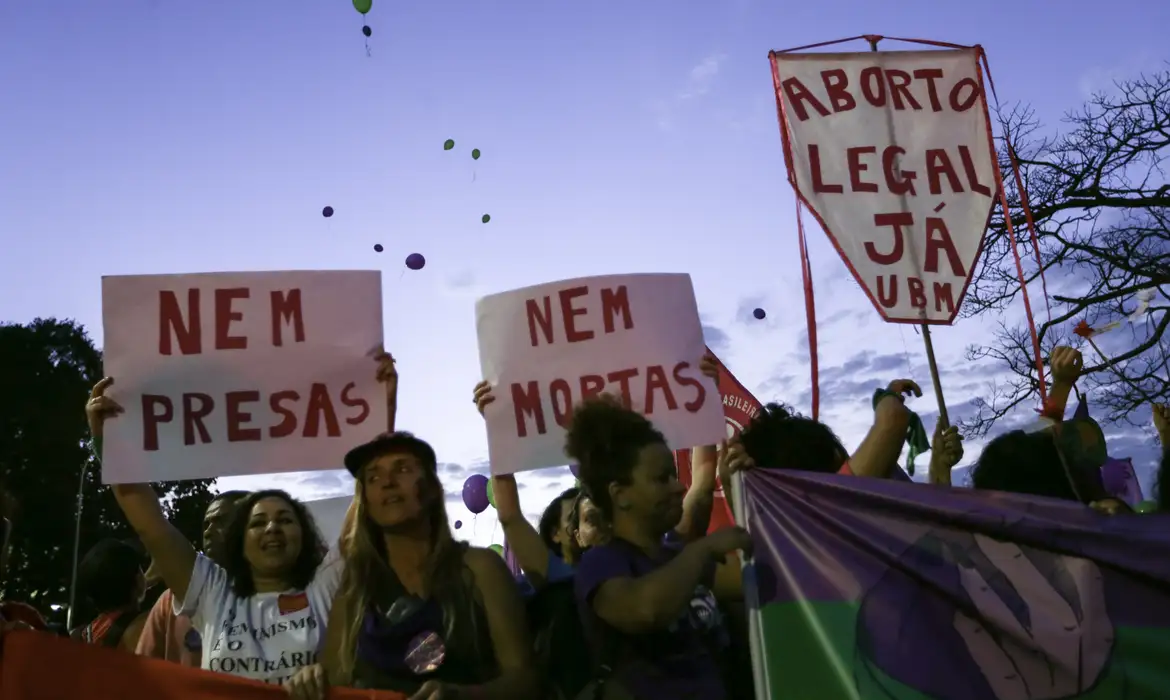 O PL 1904, que equipara a interrupção da gravidez ao crime de homicídio, gerou reações na sociedade brasileira