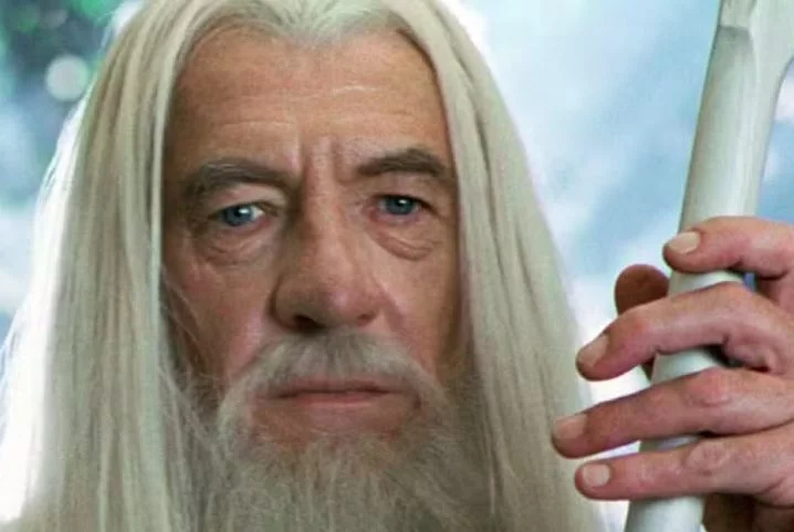 O ator veterano Ian McKellen, conhecido por ter vivido o Gandalf em 